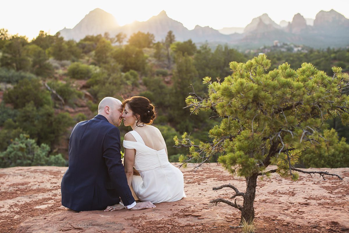 couple sitting on red rocks during their Sedona elopement on Schnebly Hill 