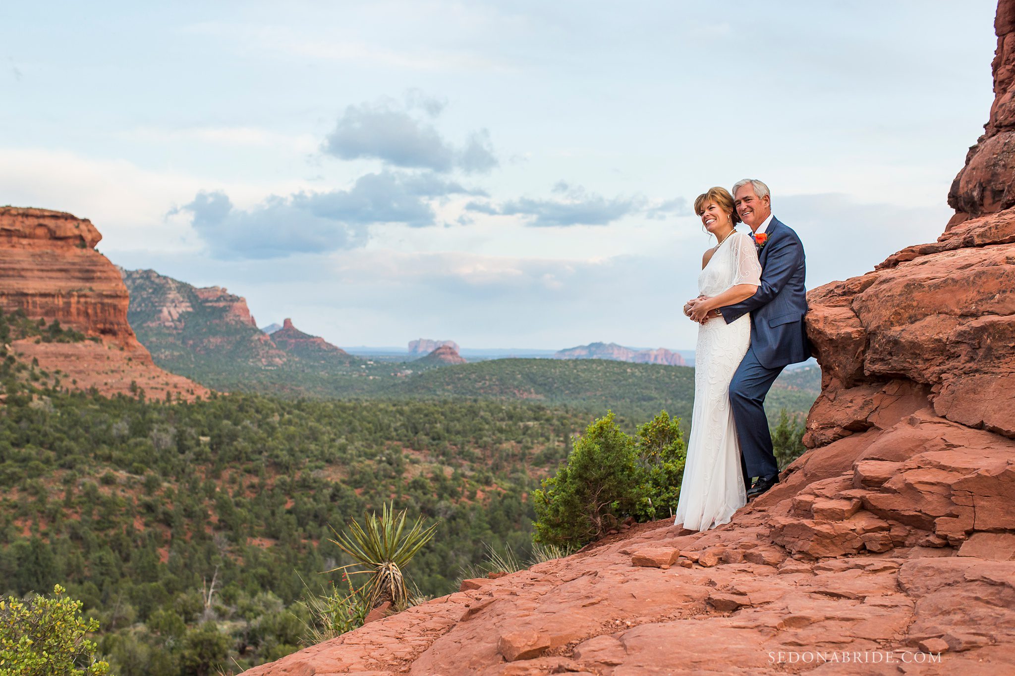 Wedding couple with the red rock valley behind them at Enchantment Resort